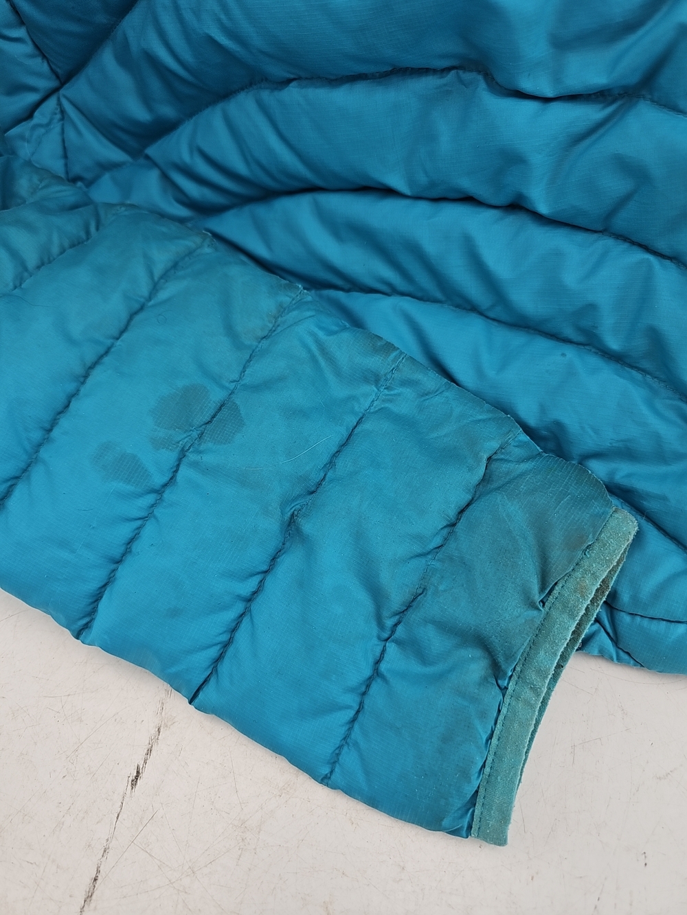 Patagonia Women's Turquoise Blue Puffer Jacket with Hood Stained - Picture 10 of 10